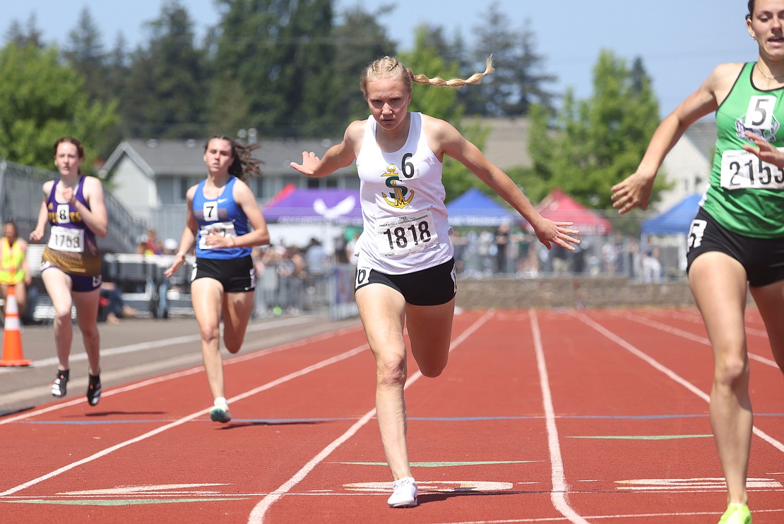 Sehome’s Alina Kratsov leans forward to take third place in the girls 400-meter race.