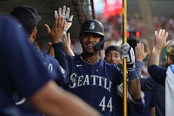 Back-and-forth slugfest helps Mariners avoid road sweep
