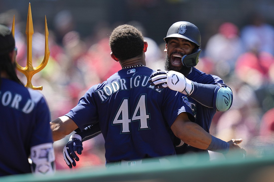 MLB Roundup: Teoscar Hernandez hits first two homers for Mariners in win