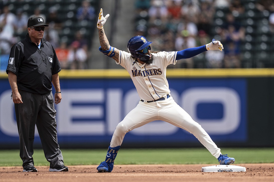 Mariners close out August with 21 wins, rally past Oakland for 5-4