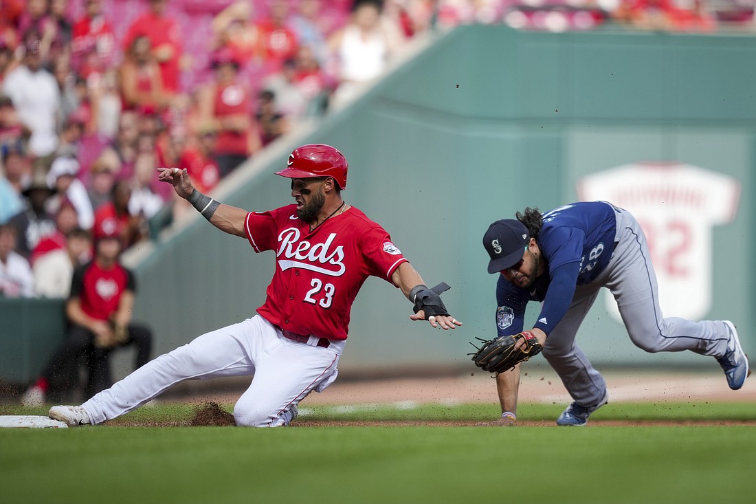 Wild-card chasing Reds beat first-place Mariners 6-3