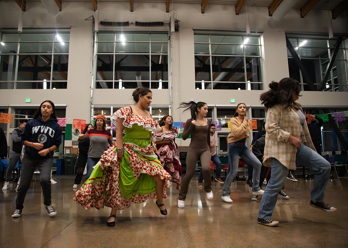 Event-goers dance together to "Payaso de rodeo," after finishing a number "No rompas mi corazón."